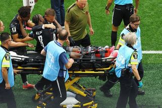 MS fotbal | Ošklivé scény, stadion utichl. Kanadský záložník má po ostrém faulu zlomenou nohu - Sport.cz