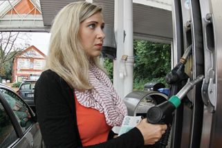 Maximální možné ceny benzinu a nafty v pátek opět klesnou - Novinky