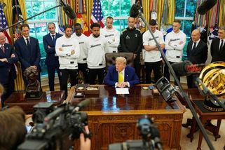 Trapas u Trumpa v přímém přenosu. S hráči Juventusu řešil transgender, pak mluvil o bombardování - Sport.cz