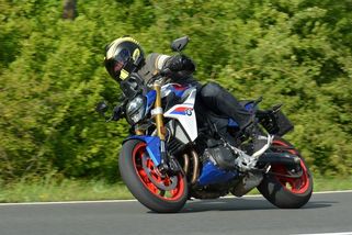 Raketa, která nestojí raketu: BMW F 900 R je zábavná motorka přístupná všem, jež dokazuje, že BMW nemusí být drahé - Garáž.cz