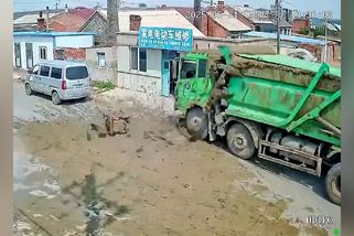 Číňan na tříkolce bohorovně vjel do cesty náklaďáku s hnojem. Dostal smrdutou sprchu - Novinky
