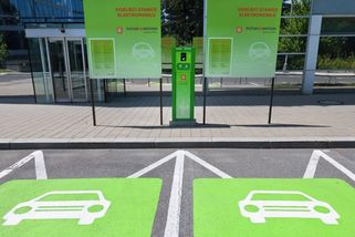 Česko zaostává v počtu elektromobilů. Chybějí dobíjecí stanice i pravidla pro parkování - Novinky