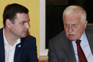Macinka na narozeninách Klause předvedl kytarové vystoupení. Známý porotce ze SuperStar ho ale odmítl hodnotit, označil to za běžné