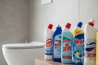 Nejdražší WC gel nevyhrál. Levnější konkurent za 29,90 Kč ho téměř porazil