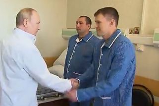 Strnulá konverzace a napětí. Putin oblékl bílý plášť a navštívil raněné vojáky - Novinky