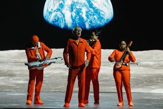 Bez šňůr a beden. David Byrne odehrál jeden z nejoriginálnějších koncertů - Seznam Zprávy