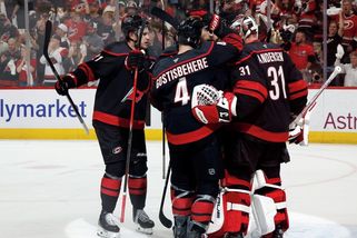 NHL | Nejnudnější finále Stanley Cupu? Carolina dokáže znechutit hokej. Co na to Vegas a diváci - Sport.cz