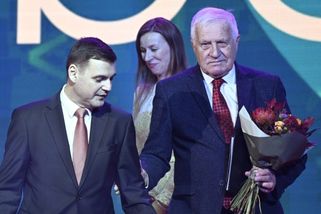 Macinka udělil medaili Za zásluhy o diplomacii bývalému prezidentu Klausovi | ČeskéNoviny.cz