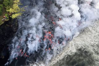 Láva se na Réunionu vlila do oceánu. Nabídla fascinující podívanou - Novinky