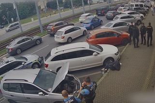 Z odstaveného auta na rušné třídě v Plzni si udělali doupě narkomané. Píchají si v něm drogy - Novinky