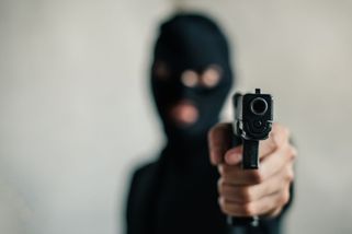 Lupič se zbraní přepadl poštu na Semilsku. Odnesl si hotovost a zmizel na motorce - Novinky