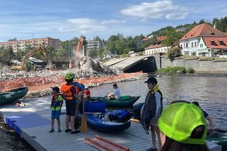 Vodáci tahají v Krumlově lodě kolem bagrů. Občas zabloudí mezi auta - Novinky