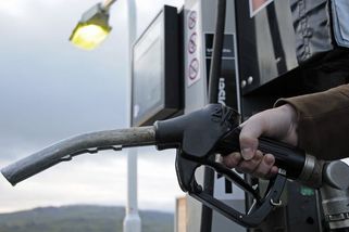 Vláda na víkend zvýšila cenové stropy pohonných hmot - Novinky