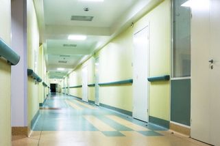 Nemocnice muže dvakrát odmítla, zemřel na roztržení aorty. Podle ČLK nikdo nechyboval - Novinky