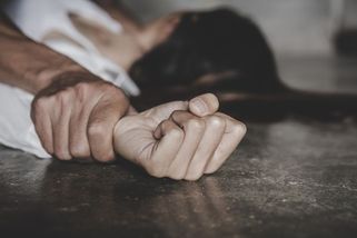 Expřítelkyně „tak trochu lhala“ a zničila mu život. Očištěný muž teď žádá dva miliony - Novinky