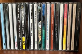 Vzpomínka na CD půjčovny. Doba, kdy hudba voněla plastem a vypalovačkami, se už nikdy nevrátí - Médium.cz