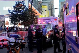 Útočník s nožem pobodal pět lidí na rušném nádraží v New Yorku - Novinky
