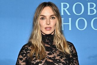 Nejkrásnější žena světa s dokonalým obličejem odhalila víc, než jen lícní kosti. Podprsenku nechala doma - Super.cz