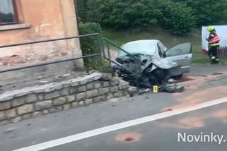 Řidička zřejmě zkolabovala za volantem. Po nárazu do domu na Jablonecku zemřela - Novinky
