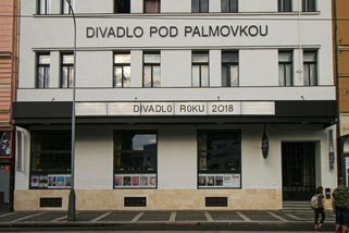 Jarmila Švehlová bývala panenkou z vltavské tůně, dnes maluje a její syn je známým hercem - Médium.cz