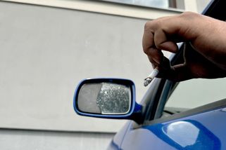 Nepříjemný a hlavně nebezpečný zlozvyk: Za odhozený nedopalek cigarety z auta hrozí vysoká pokuta - Garáž.cz