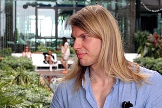 Dlouhovlasý Legolas, který už se účastnil seznamky Mama, ožeň ma, se stal miláčkem vily v nové reality show