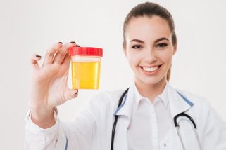 Barva moči: Jaký odstín je normální a co může znamenat, když se zbarví jinak - Proženy.cz