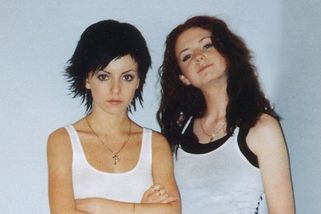 Ruské duo t.A.T.u. je zpět: Co dnes dělají dívky, které před 25 lety pobláznily svět - Médium.cz