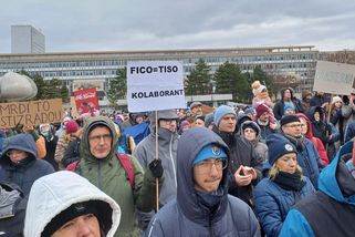Slováci v Bratislavě protestovali proti Ficovi kvůli jeho cestě za Putinem - Novinky