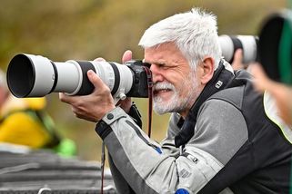 Prezident nečekaně dorazil na Grand Prix v Brně. Vmísil se mezi novináře a fotil si trénink - Novinky