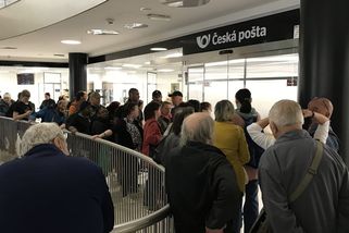 „Dvě hodiny čekání a dopis nevezmou.“ V Brně začala nová éra České pošty - Seznam Zprávy