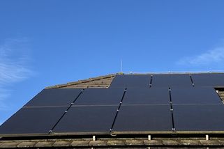 Fotovoltaiku objednal přímo z Číny za poloviční cenu než u nás. Za hodinu práce tak ušetřil přes 100 tisíc