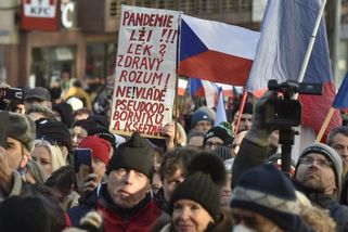 Češi vládě nevěří. Polovina jich chodí do práce i s příznaky - Novinky