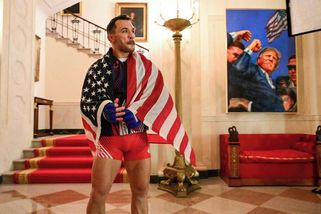 Fotky: Bílý dům se proměnil v zápasnickou arénu, kvůli Trumpovým narozeninám - Seznam Zprávy