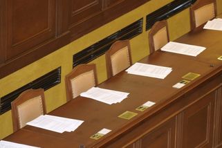 Skandál a totalitní manýry. Opozice cupuje vládu, na interpelace nedorazil jediný ministr
