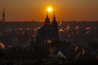 FOTO: Úchvatné. Mrazivý východ slunce v Praze - Novinky