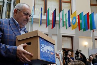 Odpůrce války Naděždin odevzdal podpisy ke kandidatuře. Putina smí kritizovat až překvapivě otevřeně - Novinky