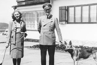 Takový obyčejný den ve Vlčím doupěti: Budíček až v 11 dopoledne a spousta času s oblíbenou fenkou