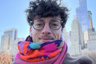 „Práva LGBT+ lidí v Česku pořád nejsou opravdu narovnaná,“ říká herec Jan Cina. Prague Pride podle něj není jen průvod, ale důkaz, že tolerance sama o sobě nestačí