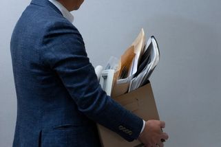Muž se po 60 dnech léčení pracovního úrazu vrátil do práce a zjistil, že ve firmě skončil, zrovna když čekal na operaci