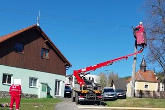 Nešika porazil májku v jižních Čechách na elektrické vedení. Hledá ho policie - Novinky