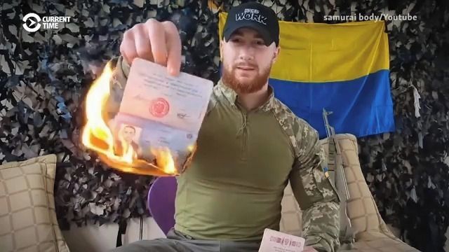 Rus spálil svůj pas a vstoupil do ukrajinské armády | Svět bez obalu