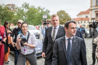 Vypadni! Křičeli ve Strážnici na Macinku. "To je folklorní festival," bránil se