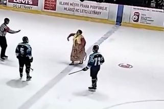 Rozzuřená matka mladého hokejisty vtrhla na led. Bizarní video z Prahy baví internet - Sport.cz