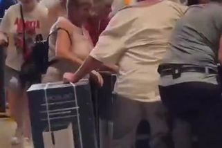 Totální chaos. Lidé ve Francii zaútočili na obchod s ventilátory a klimatizací - Novinky
