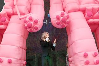 Růžoví roboti, Black Sabbath a hodně konfet. The Flaming Lips vzali Metronome na trip | Headliner