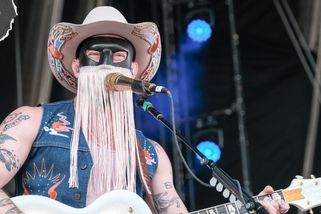 Maskovaný hrdina hrál do krve. Gay kovboj Orville Peck nadchnul Metronome | Headliner