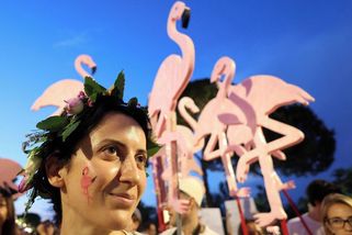 FOTO: Plameňáková revoluce v Albánii. Demonstranti zdemolovali staveniště Trumpova zetě - Novinky