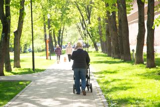 Mladí mají čím dál vyšší nároky na své rodiče ohledně hlídání dětí: "Pokud chtějí vidět vnoučata, musí se přestěhovat blíž k nám"