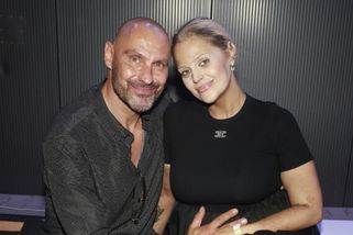 »Mačeta« září štěstím. Manžela Charlotte Štikové čeká po divoké minulosti role otce. Už teď něžně objímá bříško
